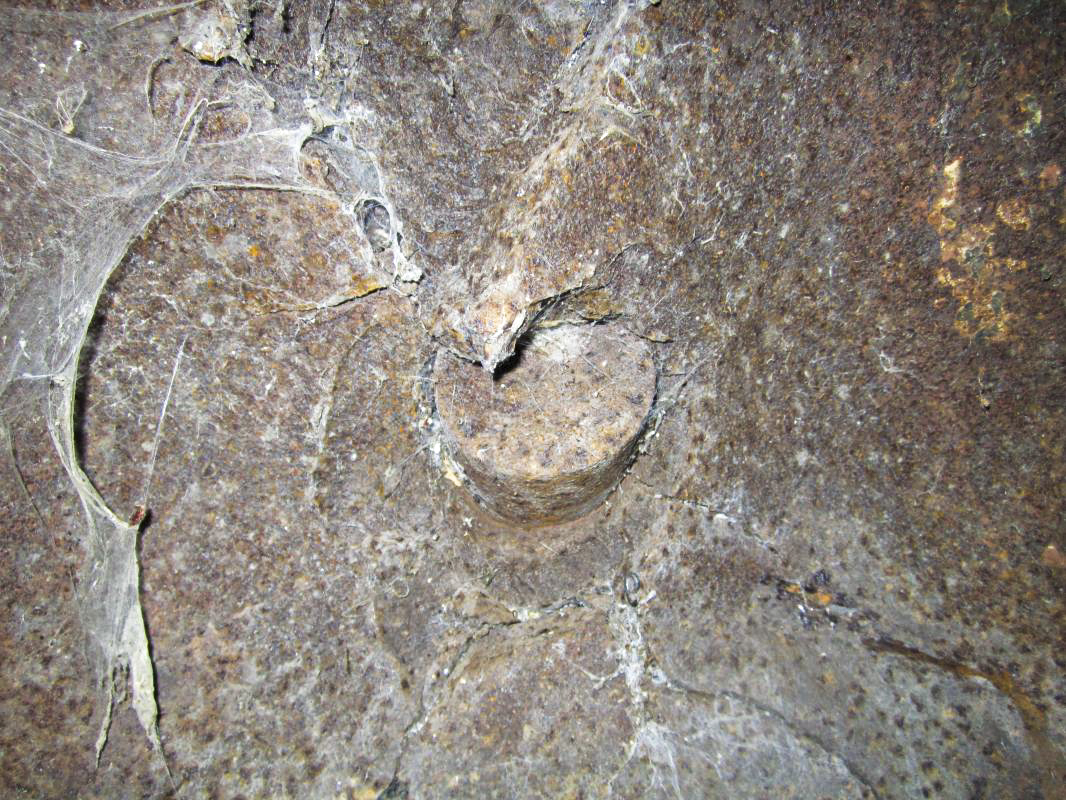 Ligne Maginot - HOFFEN ( Casemate d'infanterie ) - Obus PAK allemand, fiché dans l'acier de la cloche - Gregory Fuchs