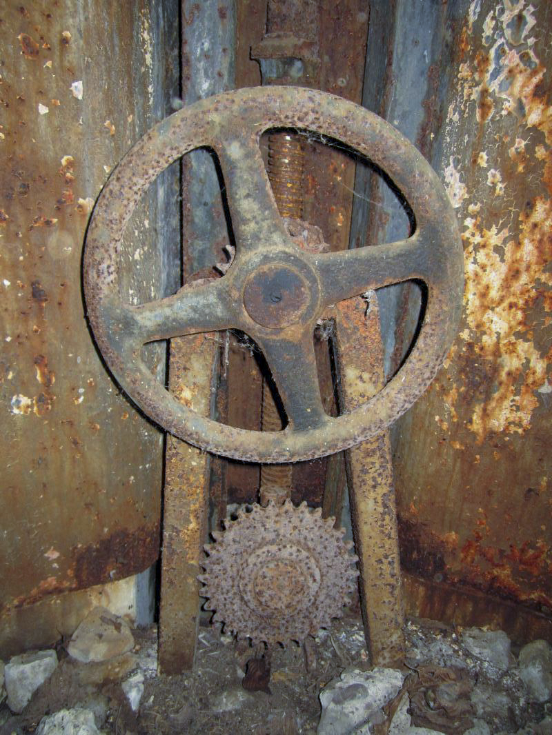 Ligne Maginot - HOFFEN ( Casemate d'infanterie ) - Commande du plancher mobile - Gregory Fuchs