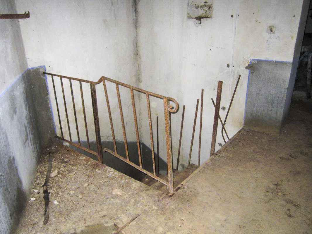 Ligne Maginot - HOFFEN ( Casemate d'infanterie ) - Escalier vers étage inférieur