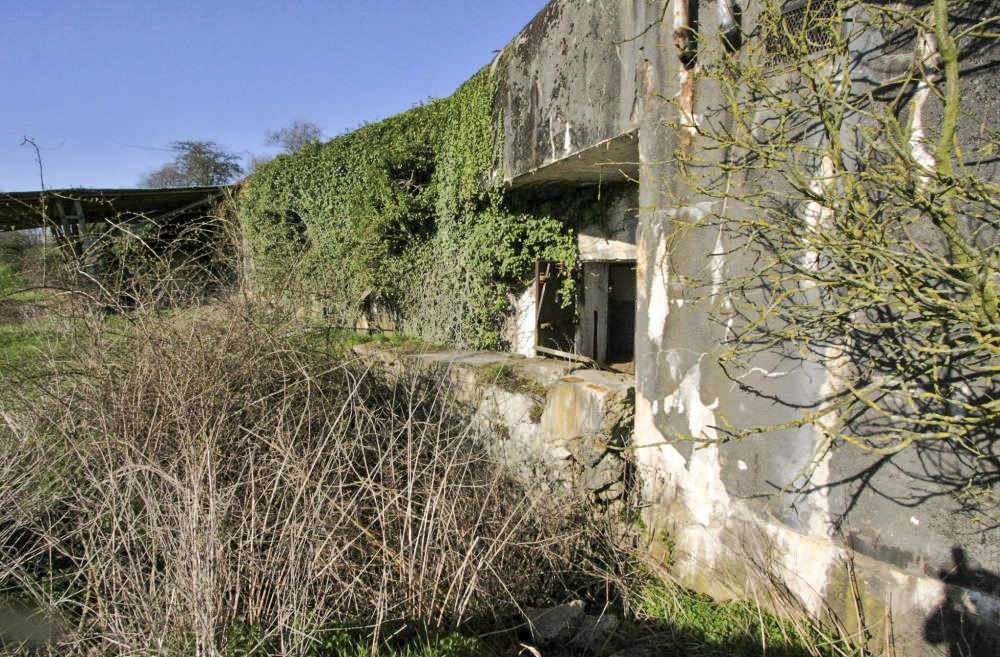 Ligne Maginot - HOFFEN - (Abri) - Devant l'entrée Sud, le fossé diamant décaissé suite à l'explosion de la bombe de stuka
