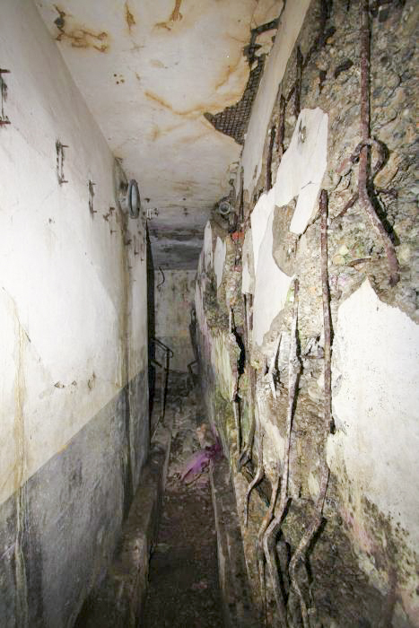 Ligne Maginot - HOFFEN - (Abri) - Les dégâts dus à l'explosion de la bombe de stuka dans le couloir avant 