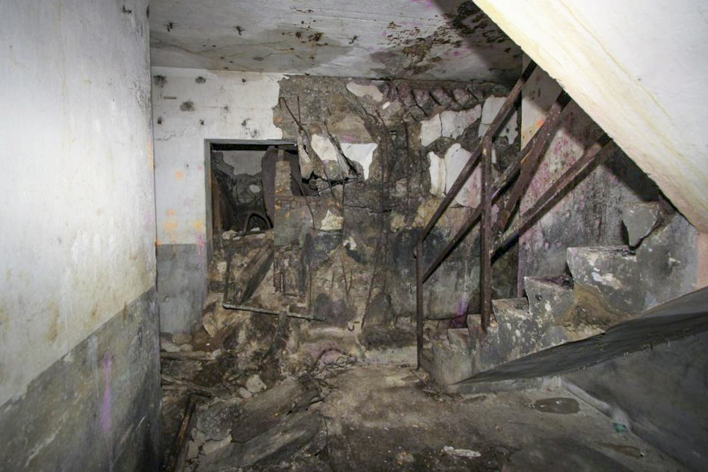 Ligne Maginot - HOFFEN - (Abri) - Les dégâts dus à l'explosion de la bombe de stuka au pied de l'escalier Sud