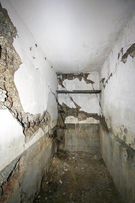 Ligne Maginot - HOFFEN - (Abri) - Les dégâts dans la réserve d'huile et de gasoil