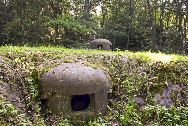 Ligne Maginot - HOLBACH - (Casemate d'infanterie) - La cloche mitrailleuses au premier plan, une cloche GFM à l'arrière - denys