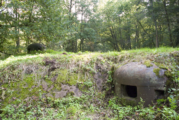 Ligne Maginot - HOLBACH - (Casemate d'infanterie) - La cloche mitrailleuses au premier plan, une cloche GFM à l'arrière - denys