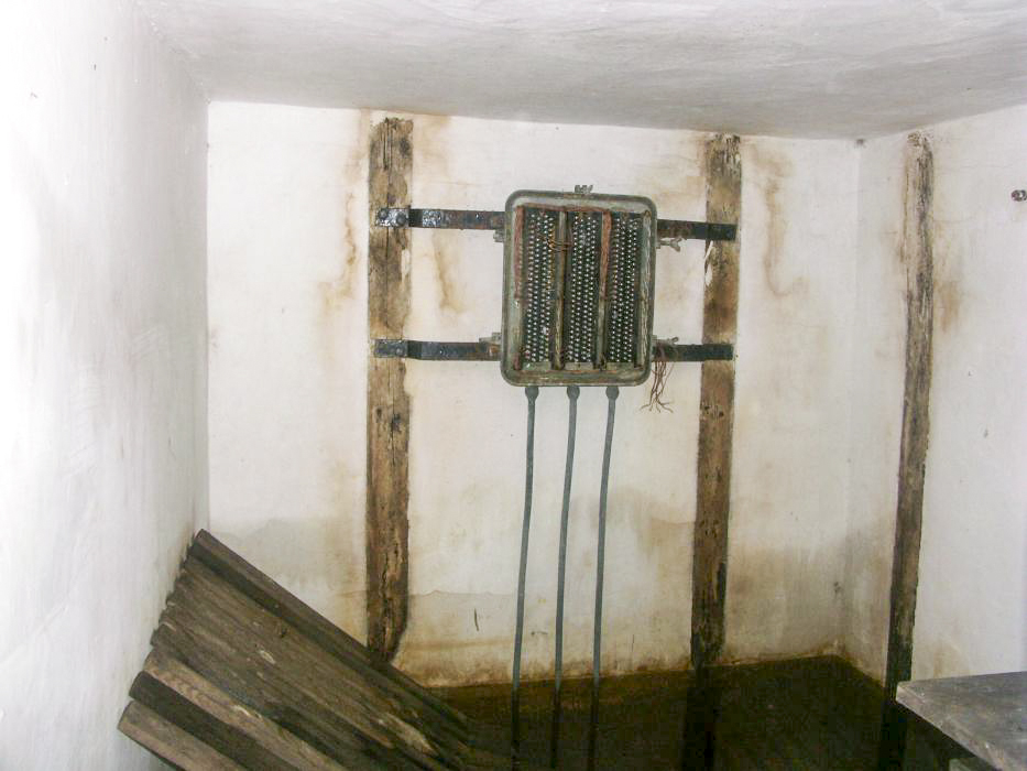 Ligne Maginot - I3 ( Chambre de coupure ) - Ces équipements ne sont pas d'origine, ils ont été installés dans le cadre de la refection du réseau dans les années 50 60