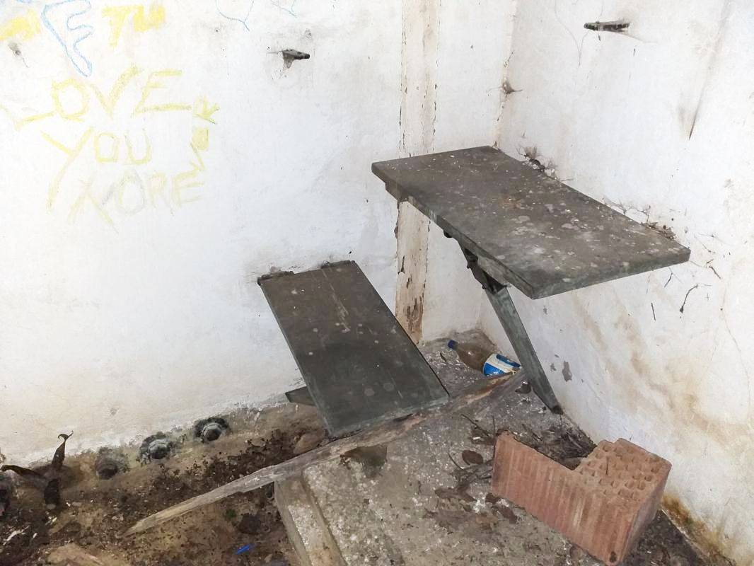 Ligne Maginot - I3 - (Chambre de coupure) - Tablette et banquette rabattable