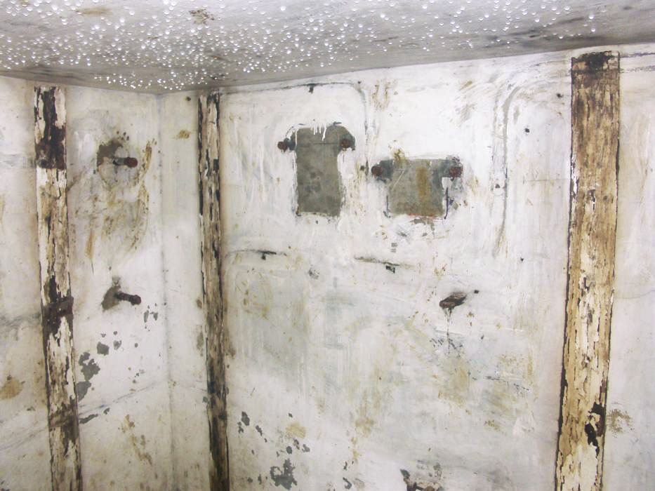 Ligne Maginot - IP4 - (Chambre de coupure) - Emplacement des boîtiers de protection pour lignes de campagne. Les boîtiers de raccordement étaient situés dans le châssis de la trappe d’accès - Pascal LAMBERT