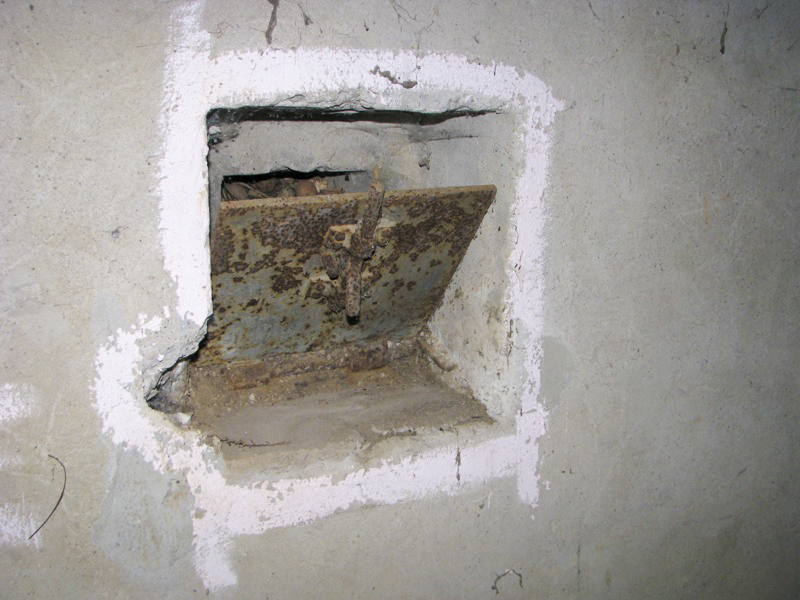 Ligne Maginot - KIRCHGRUBE Sud ( Blockhaus pour canon ) - Créneau de défense rapprochée équipée d'un volet blindée sur la façade arrière - Antoine SCHOEN