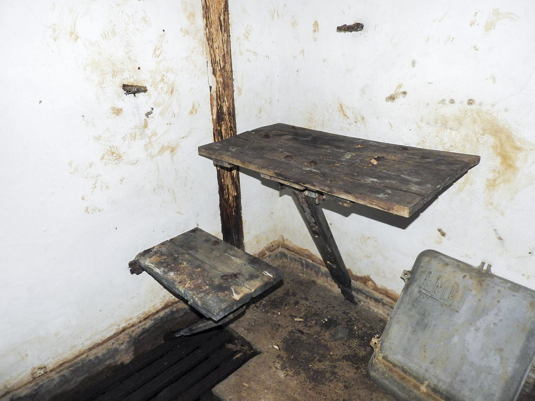 Ligne Maginot - I - (Chambre de coupure) - Les tablettes rabattables