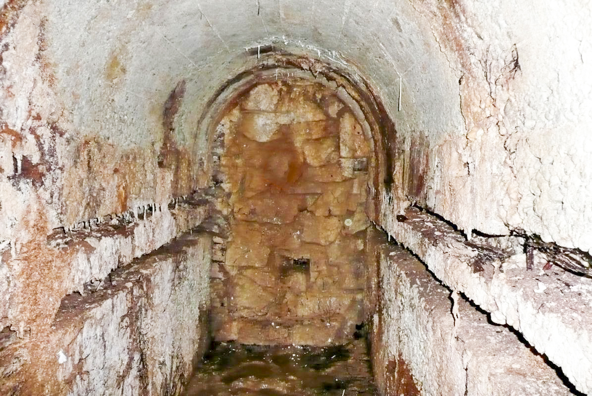 Ligne Maginot - OBERROEDERN - (Ouvrage d'artillerie) - L'égout visitable de l'ouvrage
L'extrémité murée au niveau du casernement souterrain non construit - BURTSCHER Jean-Louis - Wikimaginot.eu