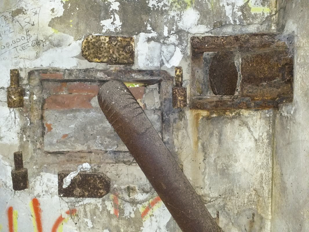 Ligne Maginot - OBERSEEBACH EST - (Blockhaus pour canon) - Passage pour le conduit de mise à feu du DMP et goulotte lance grenade de défense de l'entrée - gregfuchs