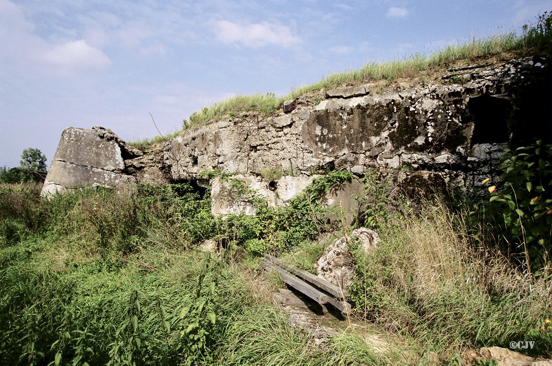 Ligne Maginot - SELTZ - SELTZBACH - (Casemate d'infanterie - double) - La façade de l'entrée totalement détruite. On en devine le tracé pseudo bastionné et la caponnière FM de gauche
