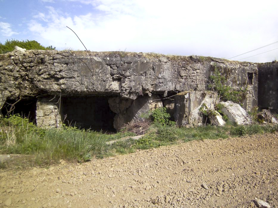 Ligne Maginot - Casemate de la Seltz (ou du Seltzbach) - La façade de l'entrée éventrée par l'explosion 