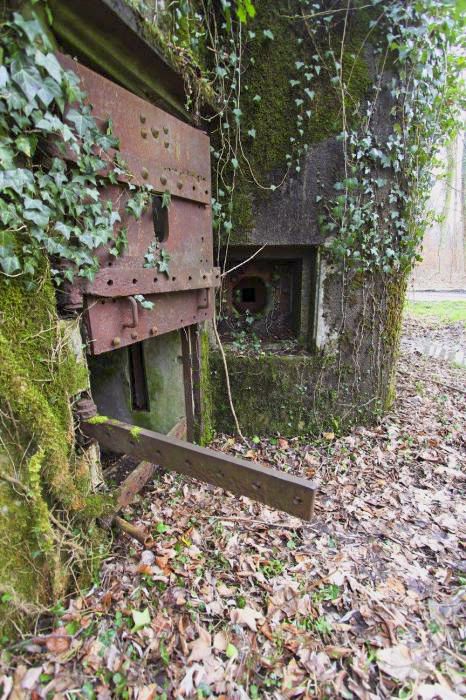 Ligne Maginot - BOIS DE RITTERSHOFFEN 1 - (Casemate d'infanterie - Simple) - L'entrée et le créneau de façade pour FM destiné à assurer la protection rapprochée de la casemate