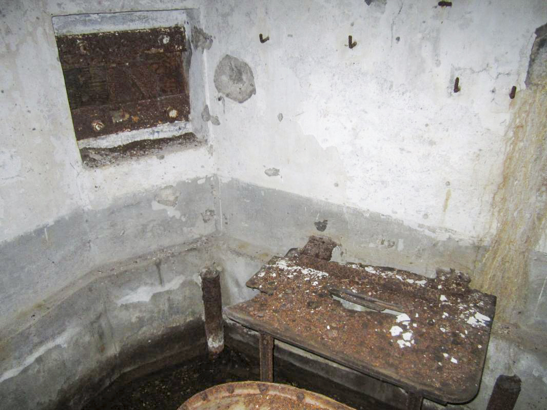 Ligne Maginot - BOIS DE RITTERSHOFFEN 4 - (Casemate d'infanterie - Simple) - Créneau FM de l'entrée et tablette rabattable