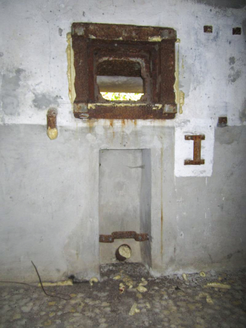 Ligne Maginot - BOIS DE RITTERSHOFFEN 5 - (Casemate d'infanterie - Simple) - Créneau JM et 37 de gauche