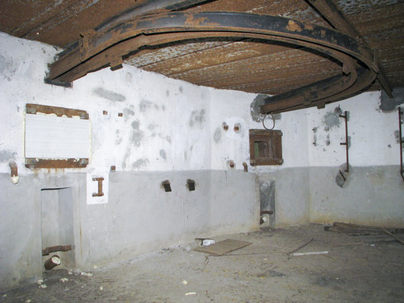 Ligne Maginot - BOIS DE RITTERSHOFFEN 5 - (Casemate d'infanterie - Simple) - Les deux créneaux de tir à axe décalé
Remarquez le birail permettant de mettre en batterie le canon antichars dans chacun des créneau