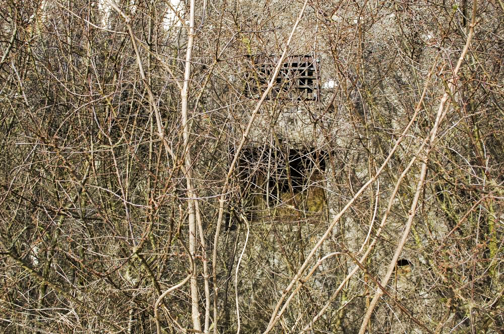 Ligne Maginot - MB341 - (Blockhaus pour canon) - Un des créneaux de tir avec l'entrée d'air sur le dessu