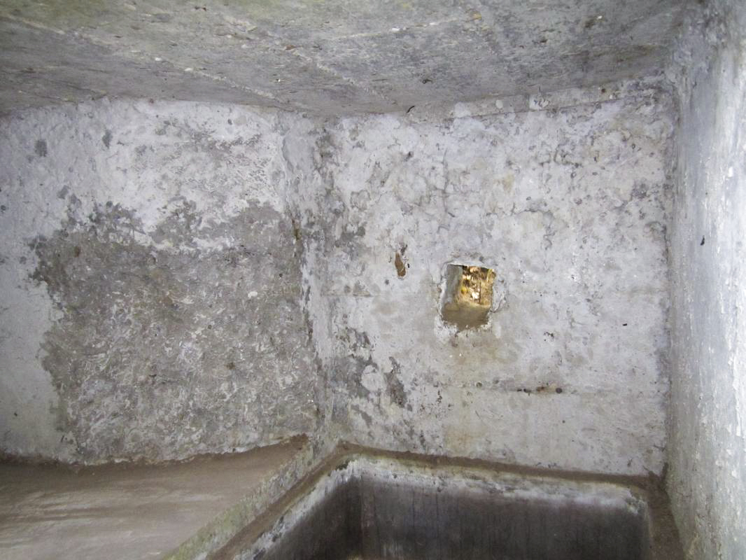 Ligne Maginot - BOIS de RITTERSHOFFEN f (Blockhaus pour arme infanterie) - Vue interne sur le créneau droit