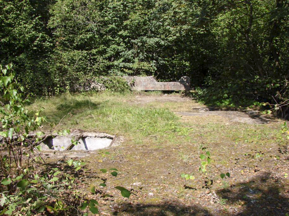 Ligne Maginot - ELZANGE - (Camp de sureté) - Les ruines du camp
Dalle d'un ancien baraquement. - Schnoupf