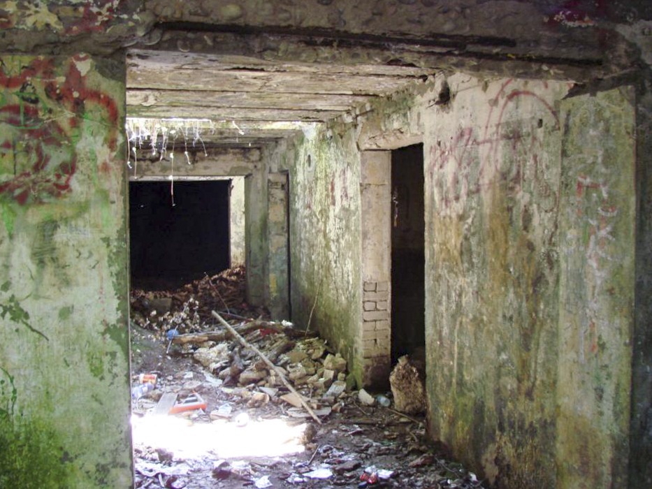 Ligne Maginot - ELZANGE - (Camp de sureté) - Les ruines du camp
Couloir d'accès aux caves d'un des baraquements. - Schnoupf