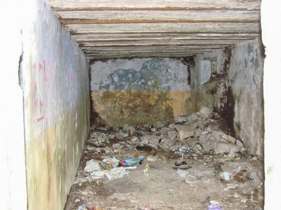 Ligne Maginot - ELZANGE - (Camp de sureté) - Les ruines du camp
Une des caves. On distingue encore bien les couleurs des peintures murales. - Schnoupf