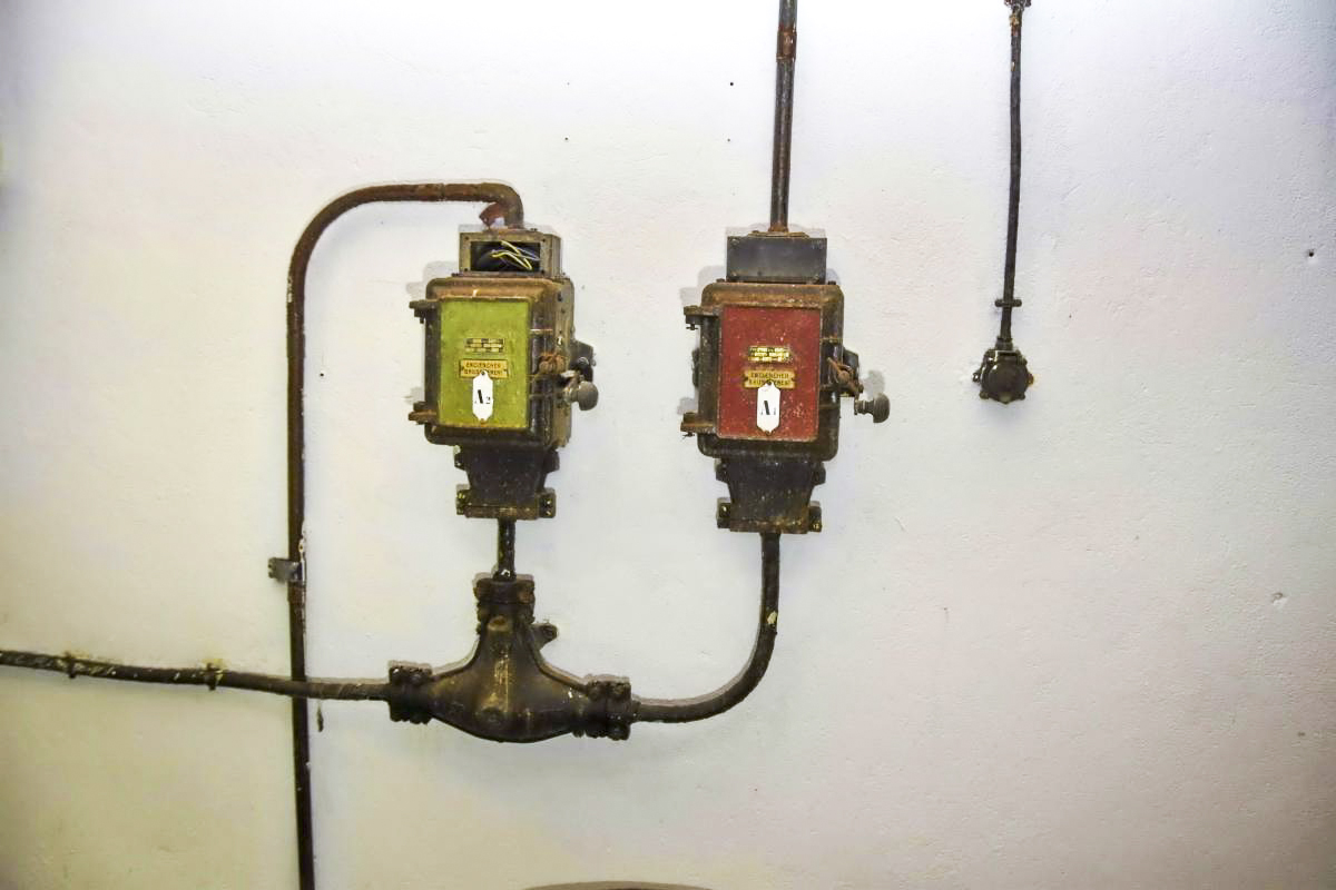 Ligne Maginot - BOIS DE CATTENOM - X14 - (Abri) - Boiter d'enclenchement électrique A2 et A1. Le boîtier rouge (A1) est celui du moto ventilateur 'Gazé', le vert (A2), celui du moto ventilateur 'Normal' - D.Froehly