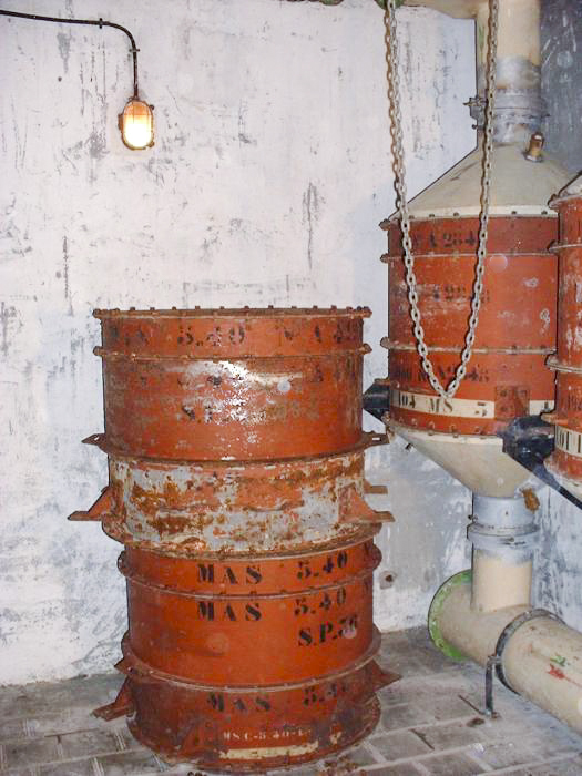 Ligne Maginot - BOIS DE CATTENOM - X14 - (Abri) - Filtres de rechange modèle SP 36 dotés de leur opercules métallique de part et d'autre.