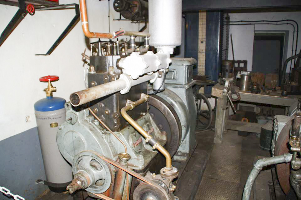 Ligne Maginot - HATTEN (I / 23° RIF) (Abri) - L'usine électrique
Un groupe électrogène à moteur Baudouin.
Cette configuration n'est pas la configuration d'origine