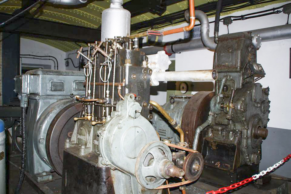 Ligne Maginot - HATTEN (I / 23° RIF) (Abri) - L'usine électrique
Un groupe électrogène à moteur Baudouin  et un second à moteur Supdi.
Cette configuration n'est pas la configuration d'origine