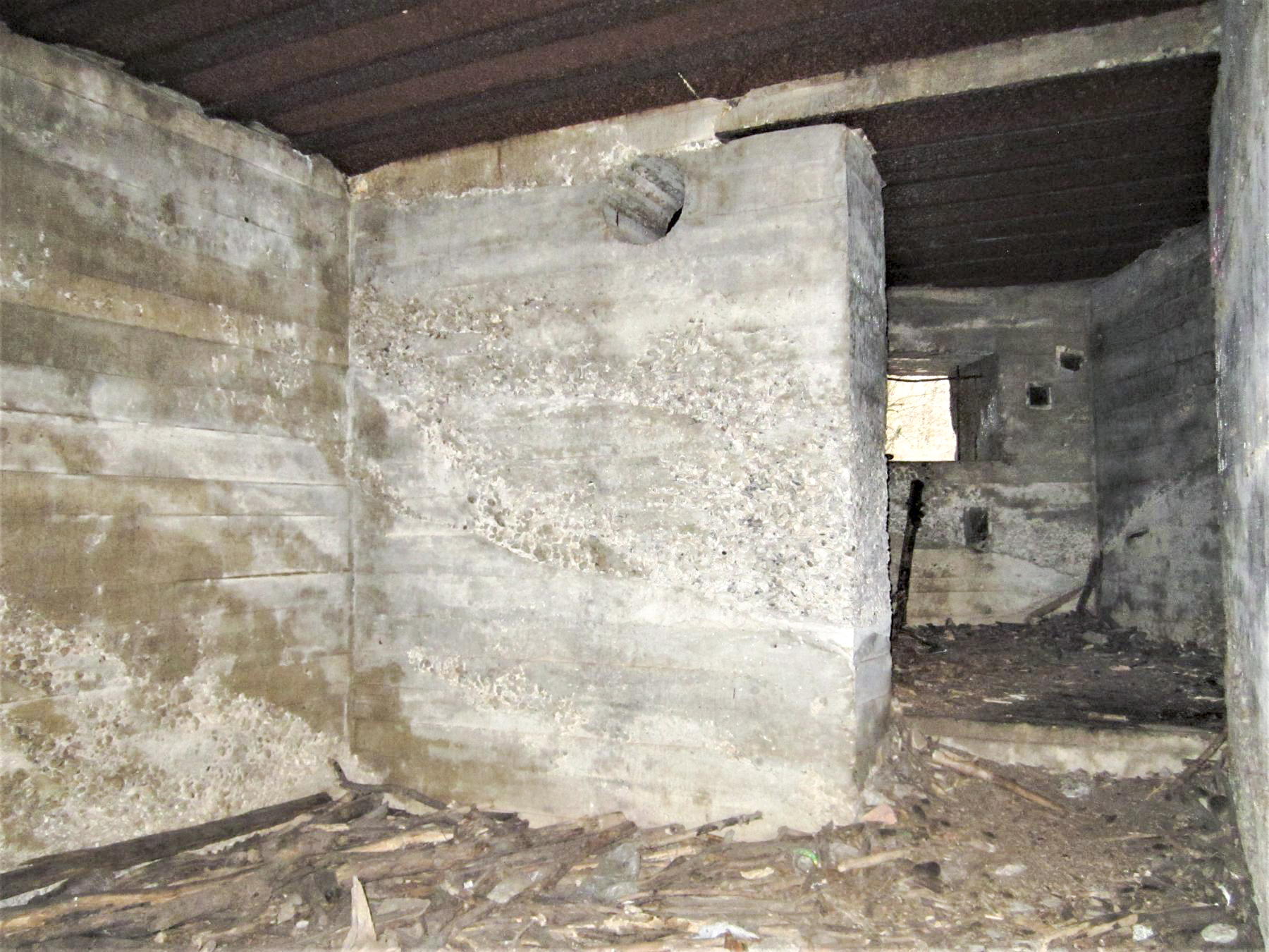 Ligne Maginot - BLAUELSAND - (Casemate d'infanterie - Simple) - Local attenant à la chambre de repos
En face, l'accès à la chambre de tir