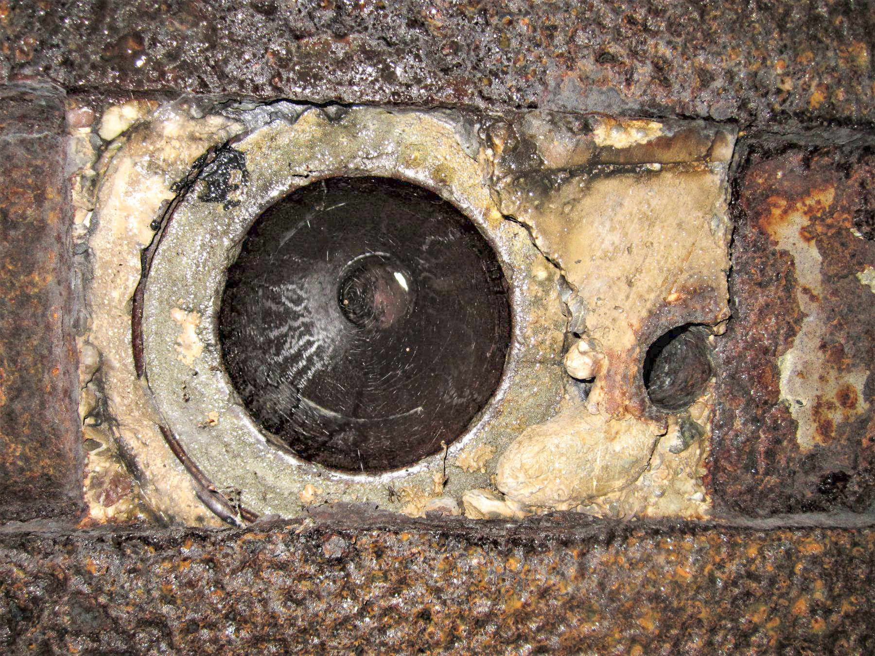 Ligne Maginot - BLAUELSAND - (Casemate d'infanterie - Simple) - Deuxième chambre de tir, détail de l'orifice périscopique - Les Gardiens du Rhin