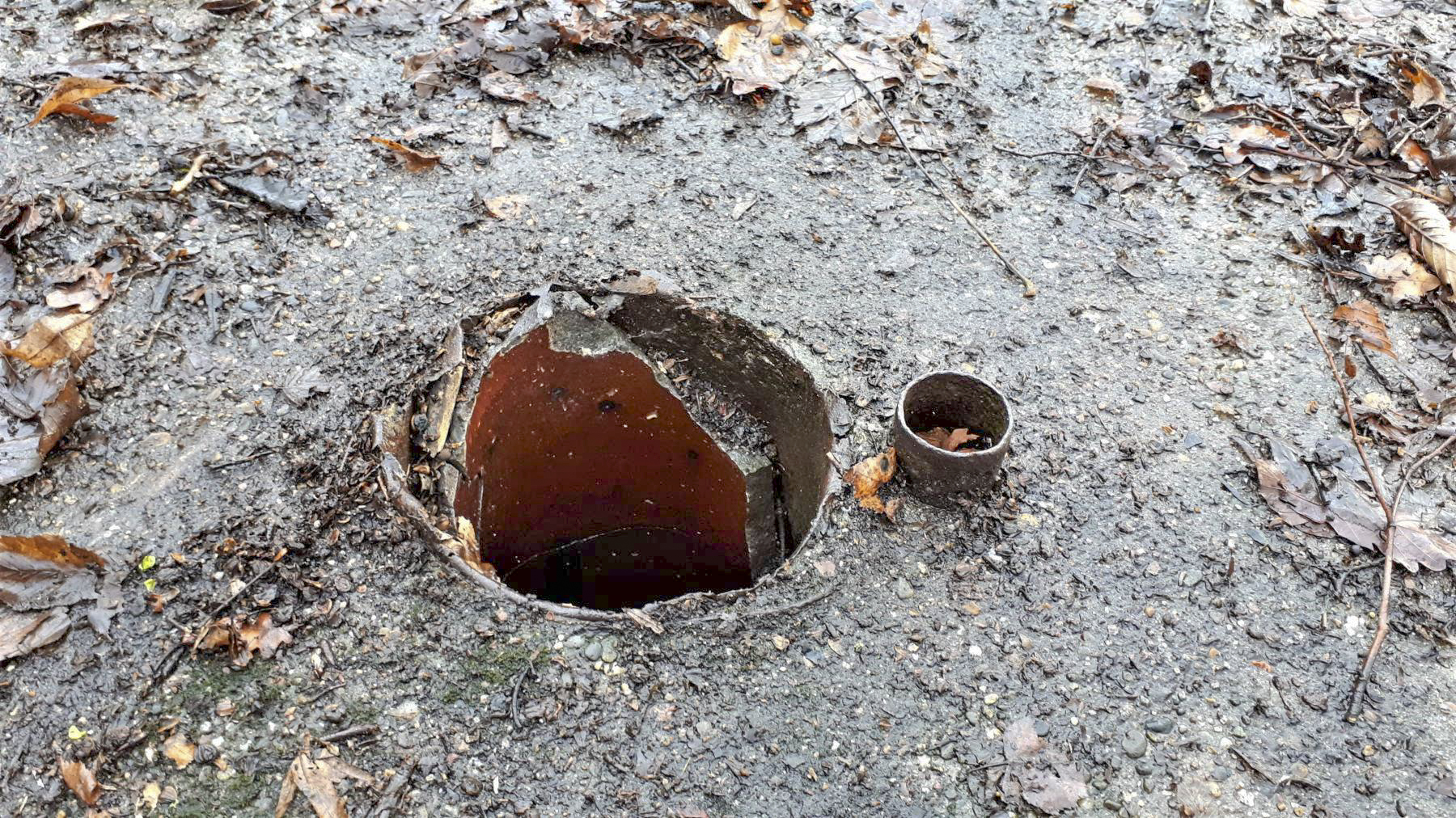 Ligne Maginot - BLAUELSAND - (Casemate d'infanterie - Simple) - L'orifice périscopique vue depuis la dalle