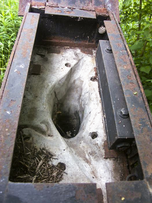 Ligne Maginot - K2 (Chambre de coupure) - Boite de raccordement ouverte, vue par-dessus - LAMBERT Pascal