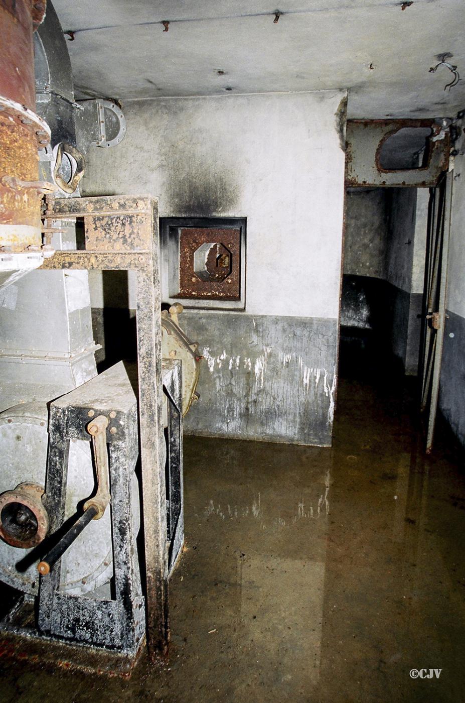 Ligne Maginot - KAUFFENHEIM (Casemate d'infanterie) - Entrée du local ventilation et créneau FM prévu pour défendre la galerie de liaison non construite - Caspar Vermeulen