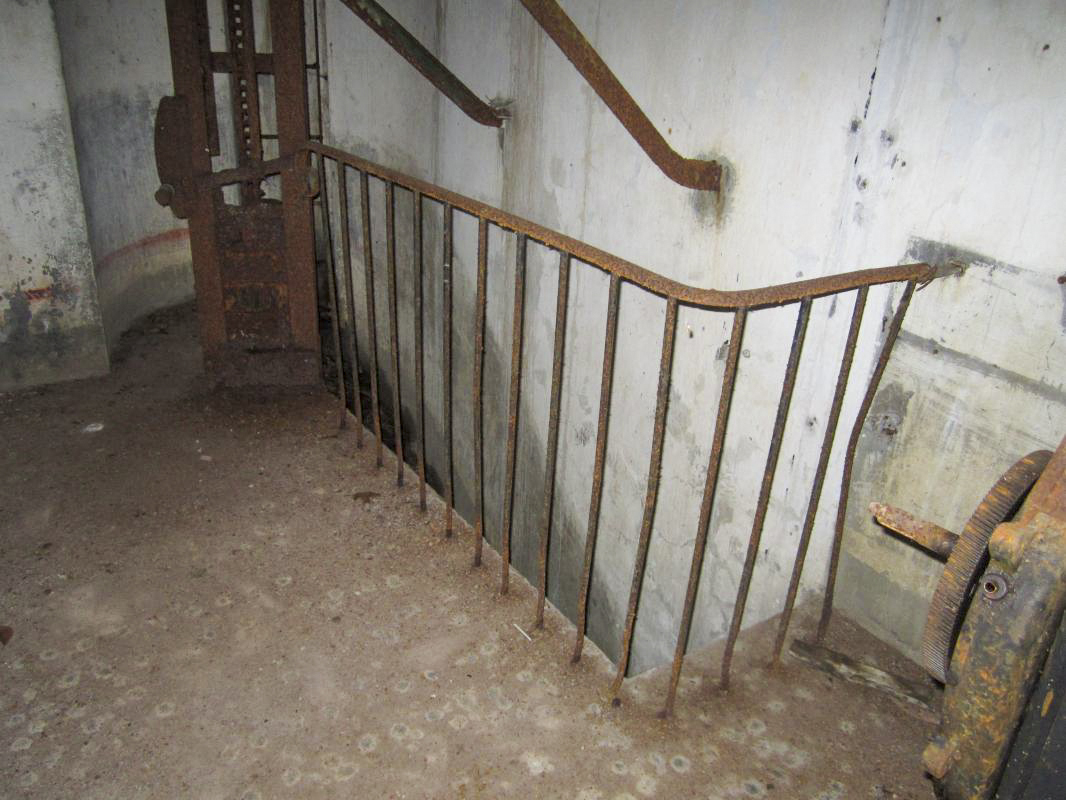 Ligne Maginot - KOENIGSBRUCK NORD - (Casemate d'infanterie) - L'accès à l'étage inférieur - gregfuchs