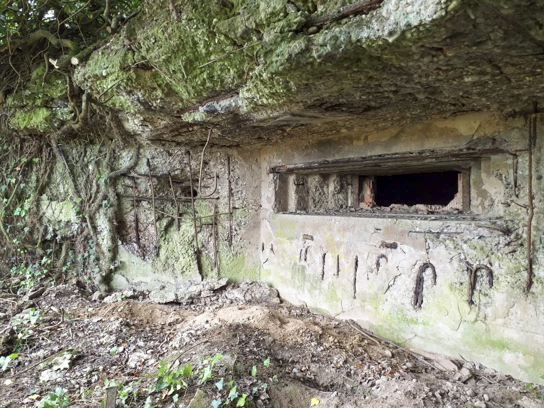 Ligne Maginot - KUBELMUEHLE 1 (AVANT POSTE) - (Blockhaus pour canon) - Créneau AC 47 (dégâts sur la visière et impact dans l'orillon) - gregfuchs