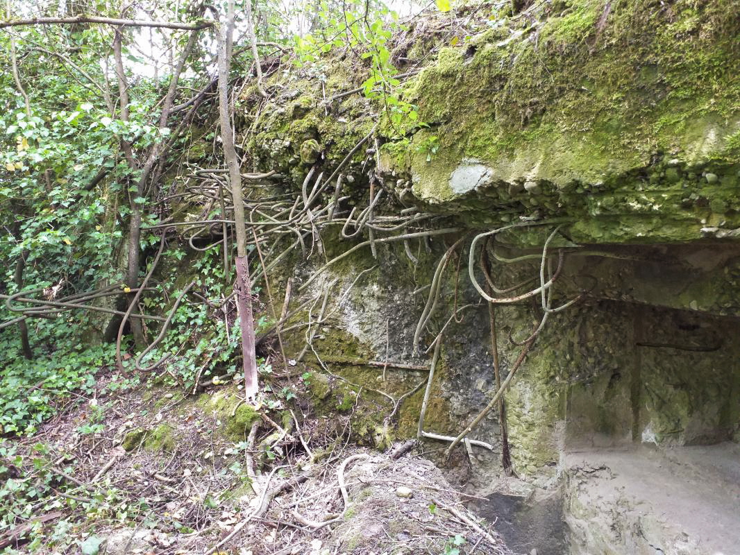 Ligne Maginot - KUBELMUEHLE 1 (AVANT POSTE) - (Blockhaus pour canon) - Créneau nord-ouest avec dégâts sur l'orillon - gregfuchs