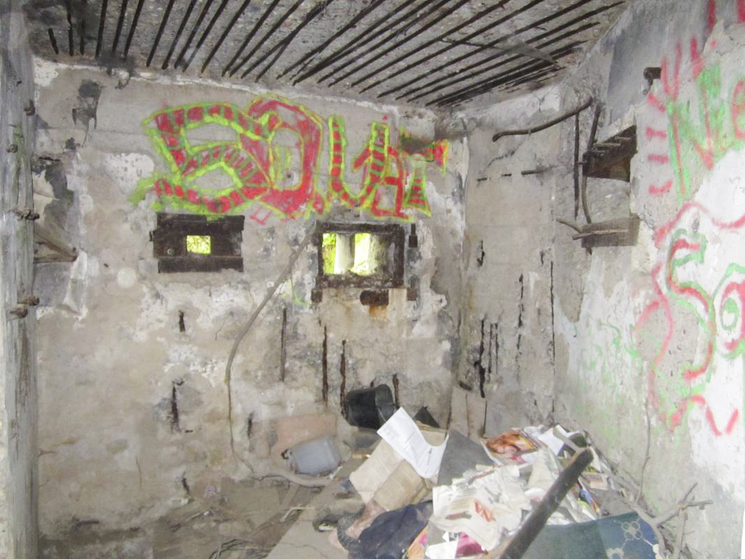 Ligne Maginot - KUBELMUEHLE 1 (AVANT POSTE) - (Blockhaus pour canon) - Chambre de tir de l'entrée avec créneau FM de défense de l'entrée, prise d'air et créneau nord-ouest - gregfuchs