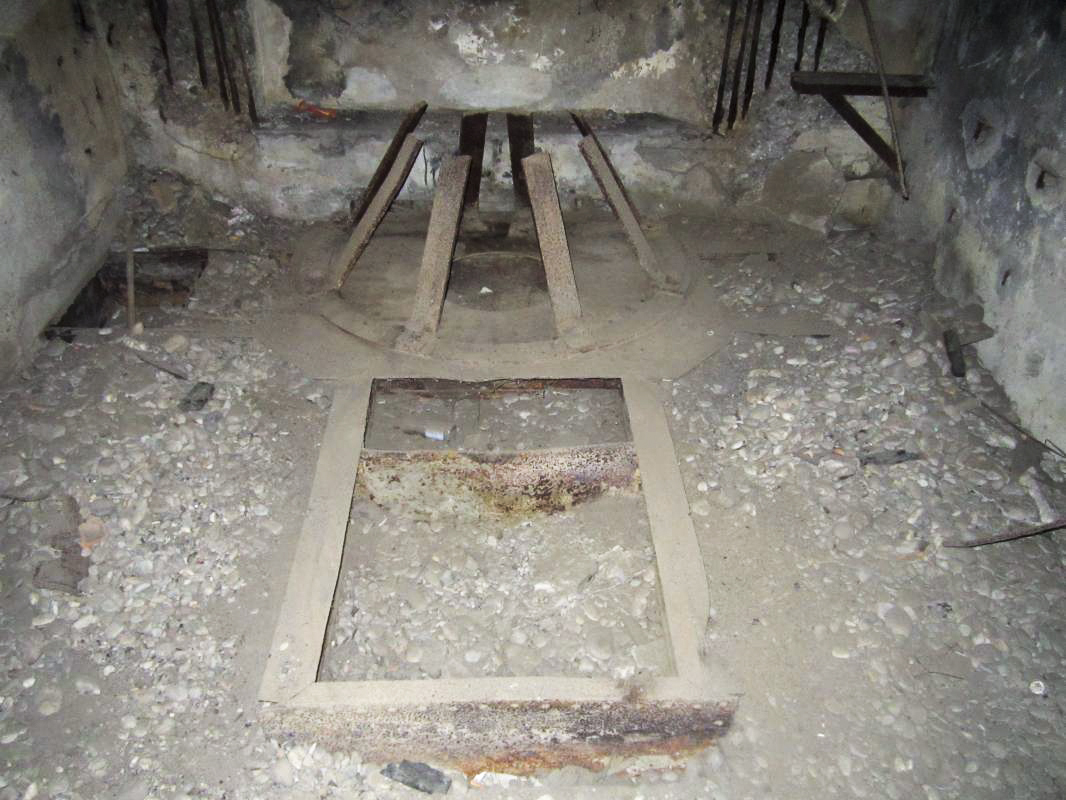 Ligne Maginot - KUBELMUEHLE 1 (AVANT POSTE) - (Blockhaus pour canon) - Chambre de tir AC 47, affût à crinoline du canon - gregfuchs