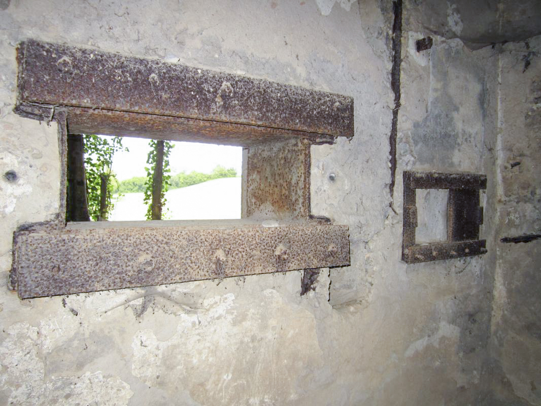 Ligne Maginot - KUBELMUEHLE 1 (AVANT POSTE) - (Blockhaus pour canon) - Créneau mitrailleuse et goulotte lance-grenade - gregfuchs