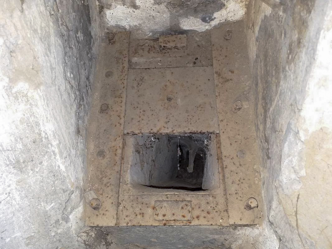 Ligne Maginot - KUBELMUEHLE 1 (AVANT POSTE) - (Blockhaus pour canon) - Goulotte lance-grenade de défense de l'entrée (volet ouvert) - gregfuchs