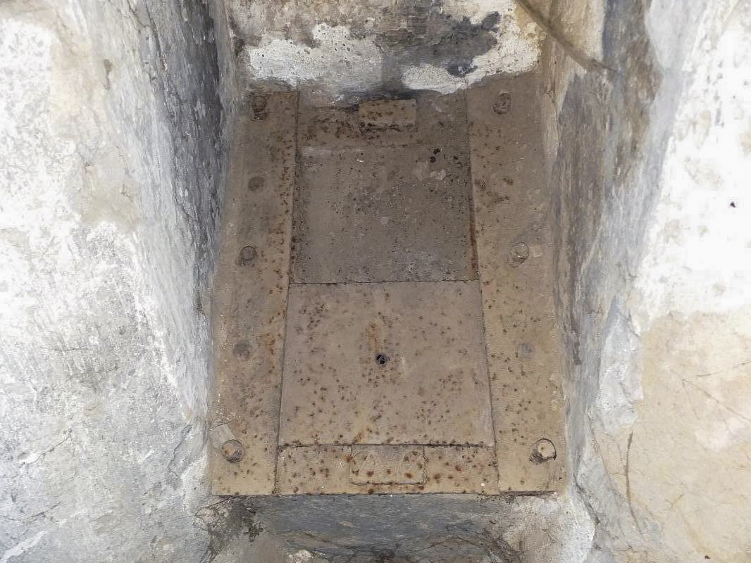 Ligne Maginot - KUBELMUEHLE 1 (AVANT POSTE) - (Blockhaus pour canon) - Goulotte lance-grenade de défense de l'entrée (volet fermé) - gregfuchs