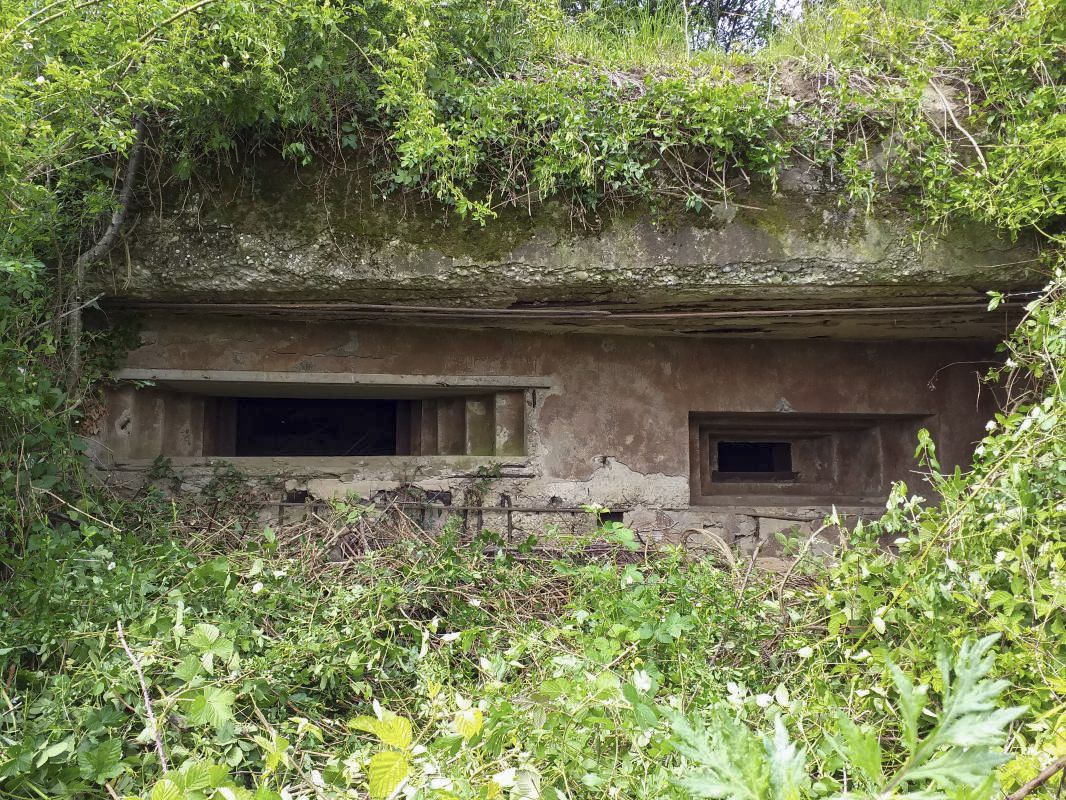 Ligne Maginot - KUBELMUEHLE 2 (AVANT POSTE) - (Blockhaus pour canon) - Façade de la chambre de tir mitrailleuse et AC 47 - gregfuchs
