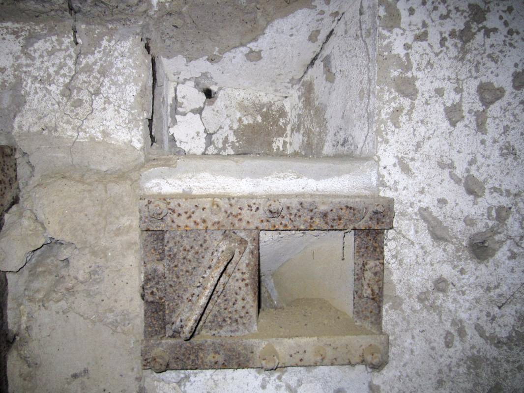 Ligne Maginot - KUBELMUEHLE 2 (AVANT POSTE) - (Blockhaus pour canon) - Goulotte lance-grenade de défense de l'entrée (volet ouvert) et niche - gregfuchs