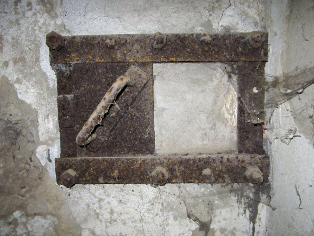 Ligne Maginot - KUBELMUEHLE 2 (AVANT POSTE) - (Blockhaus pour canon) - Goulotte lance-grenade (volet fermé) - gregfuchs