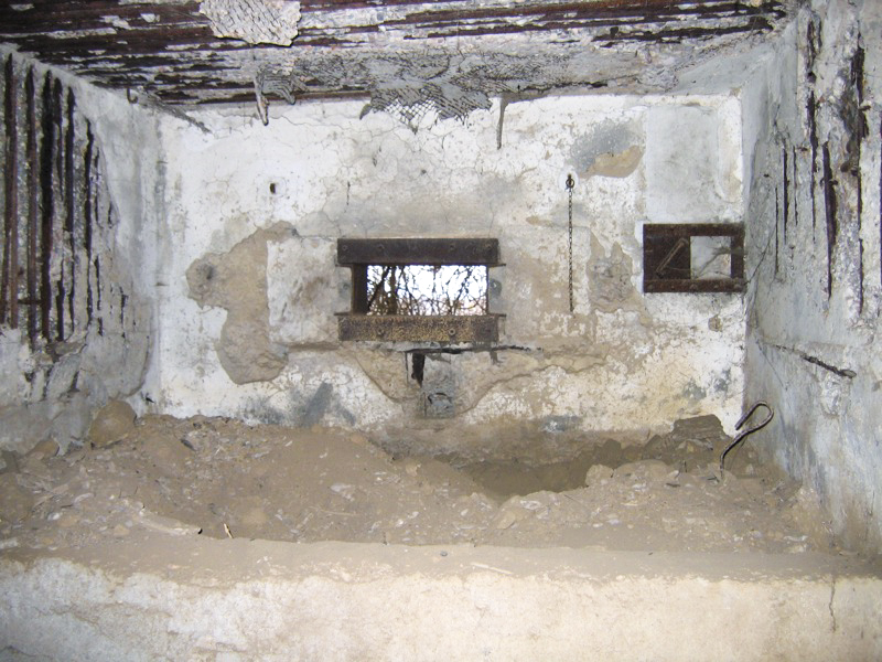 Ligne Maginot - KUBELMUEHLE 2 (AVANT POSTE) - (Blockhaus pour canon) - Vue intérieure du créneau de mitrailleuse - Antoine SCHOEN