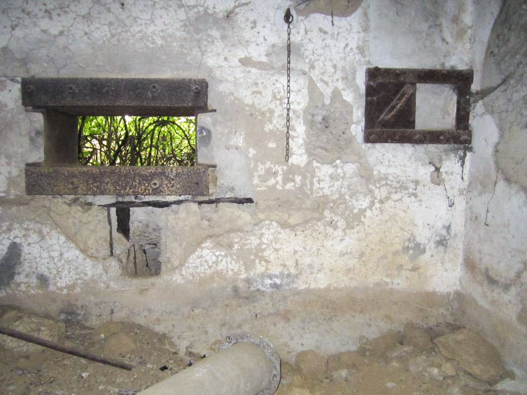 Ligne Maginot - KUBELMUEHLE 2 (AVANT POSTE) - (Blockhaus pour canon) - Chambre de tir mitrailleuse. Le créneau et legoulotte lance-grenade - gregfuchs