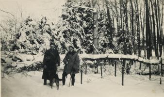 Ligne Maginot - 79° RIF - 3° CEF - Le capitaine Melottée commandant la 3° CEF devant un réseau bas. 
Hiver 40